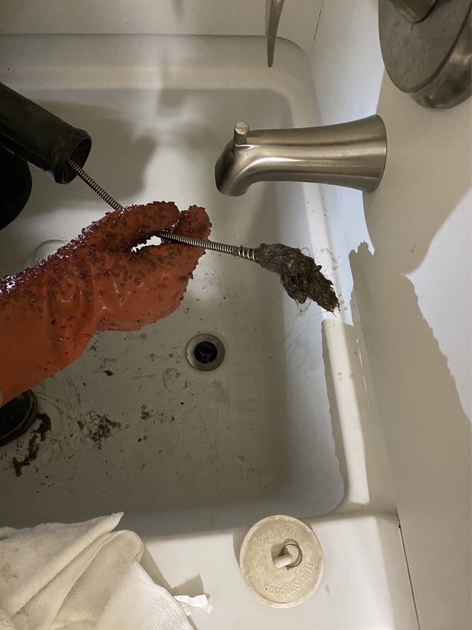 cleaning-drain-bathtub